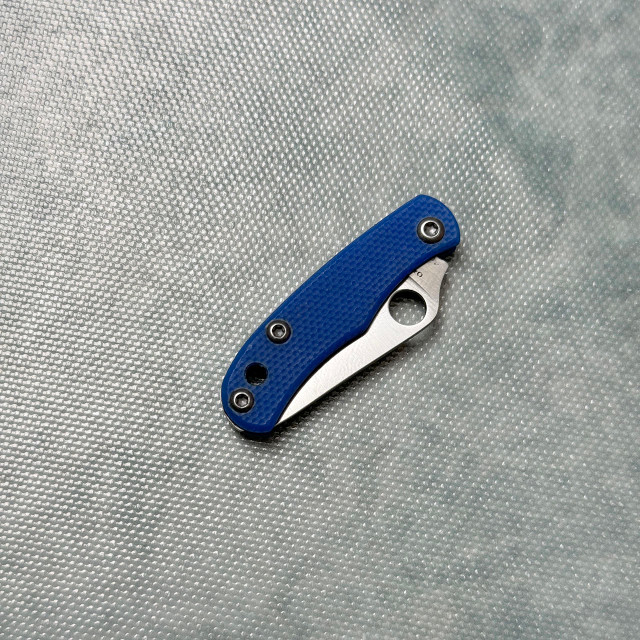 Spyderco Bug Micro-Size Slipjoint 2C27 Satin Plain Blade, Blue G10 Handles #C133GBLP